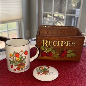 Vintage Wild Strawberry Recipe Box and Interpur Speckled Lidded Mug Lot of 2
